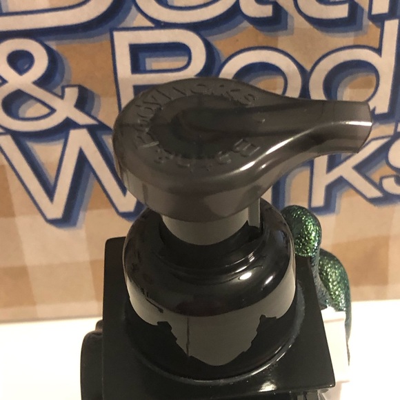 Bath & Body Works HAUNTED HOUSE HALLOWEEN Foaming SOAP DISPENSER - Picture 6 of 7